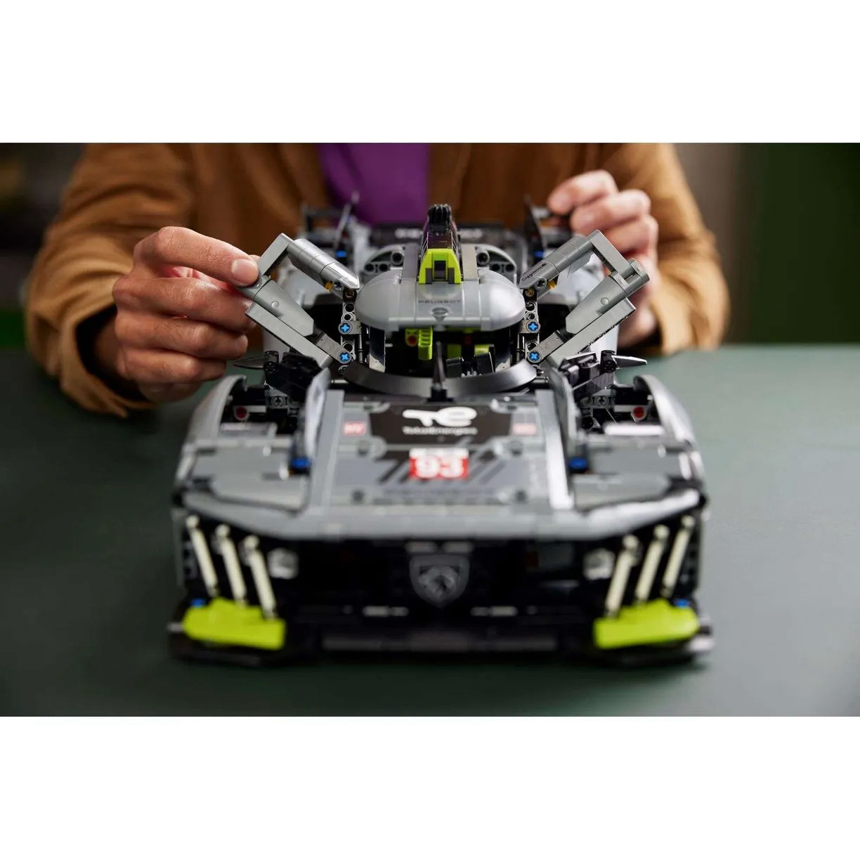 Конструктор LEGO Technic PEUGEOT 9X8 24H Le Mans Hybrid Hypercar 42156